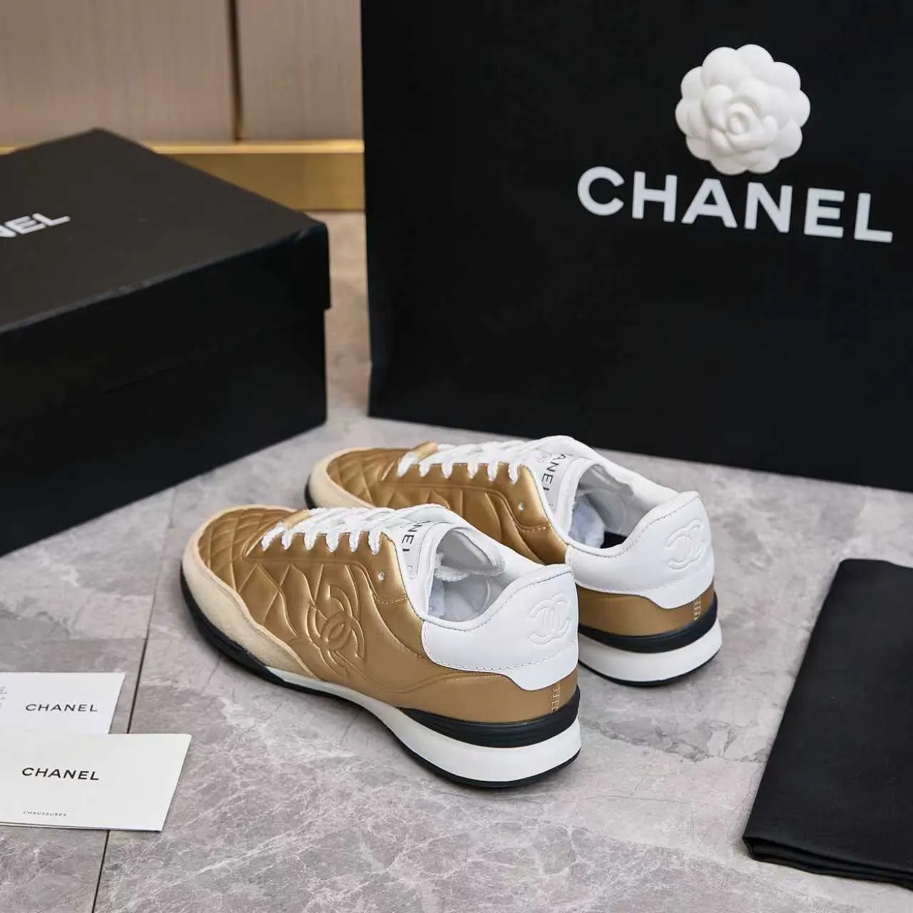 p560 Chanel Chanel - 2025 counter top casual sports shoes This classic design; the upper is electro-embroidered with a variety of craftsmanship; the outsole is fashionable and sporty; the extraordinary inclusion of a variety of color matching elements... The diversified mix and match is very beautiful and versatile, casual, fashionable, sports and outdoor can be taken into account... ꫛꫀꪝ Go➫ Materials: ❶Upper made of: Original imported mixed-breed sheep + craftsmanship ❷Inner uses: Original imported breathable sheepskin ❸ Outsole based on: Original TPU outsole Counter boutique packaging complete set Female 35–41 Male 39-45
